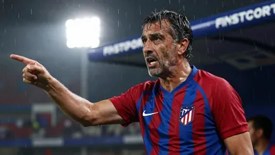 Julián Álvarez, delantero del Atlético de Madrid, salió solo del estadio tras ser silbado en el empate 2-2 contra...
