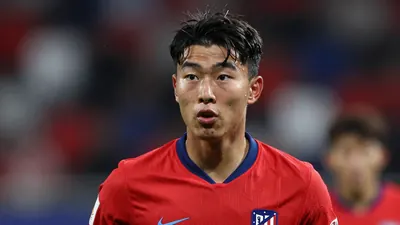 Lee Kang-in muestra la nueva camiseta n·7 del Atlético Madrid, anunciando su llegada y el esperado debut en el amistoso...
