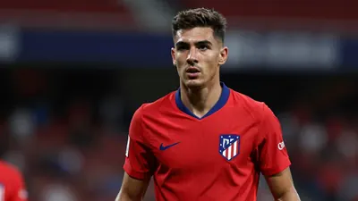 El Atlético de Madrid se enfrenta al Aston Villa en una puja por el delantero del Chelsea, Nicolas Jackson, según...