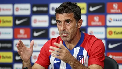 El entrenador Hansi Flick, de Barcelona, se negó a comentar la llegada de José Mourinho al Real Madrid durante la...
