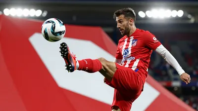 El miembro de ATEEZ, San, enfrenta críticas y reacciones negativas después de actuar en el amistoso entre Atlético de...